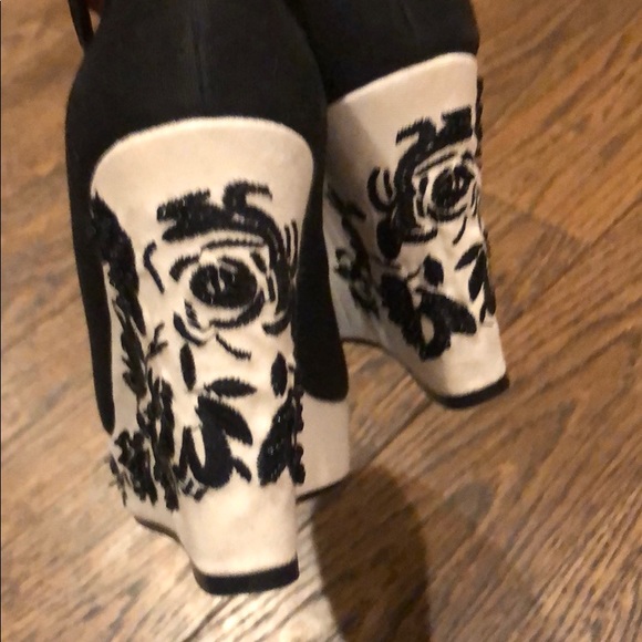 Black wedge white heel w/ black beaded design - Picture 4 of 6